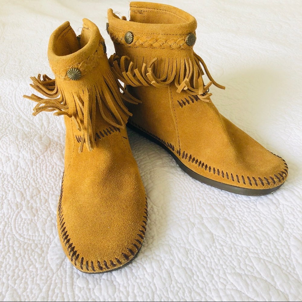 MINNETONKA short tan suede fringe boots 9 moccasin